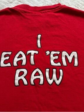Vintage 1980s Red restaurant Graphic Tee "I Eat 'Em Raw" medium